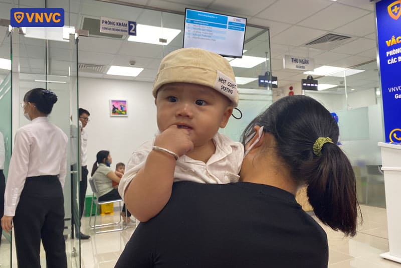 khách hàng đến tiêm tại vnvc trảng bom