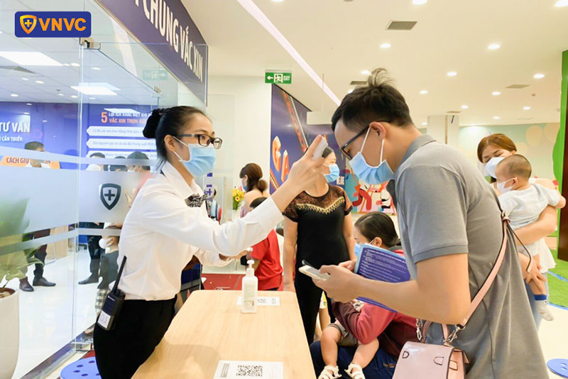 khách hàng được đo thân nhiệt tại vnvc bà rịa