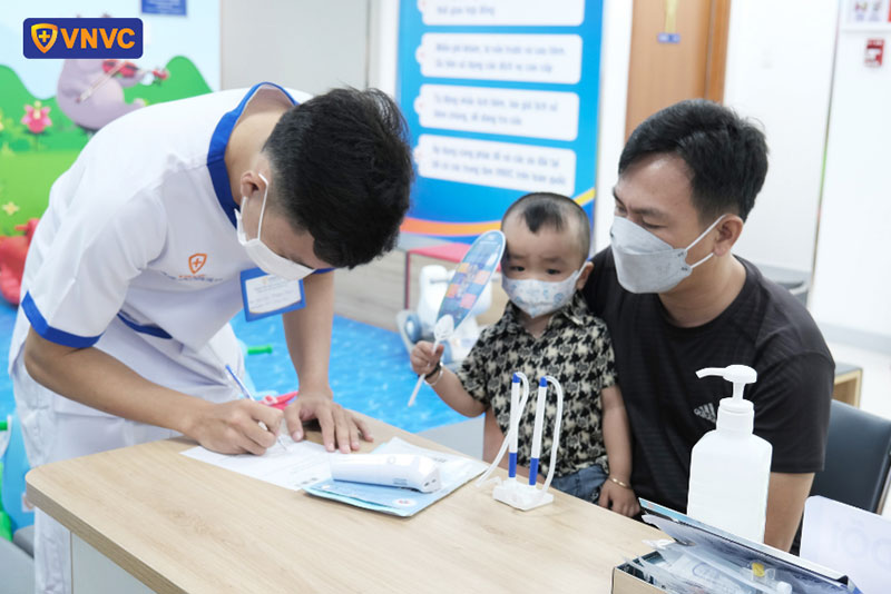 khách hàng hài lòng khi tiêm chủng tại vnvc định quán