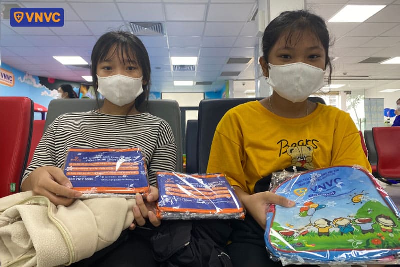 khách hàng nhận quà tặng tại vnvc trảng bom