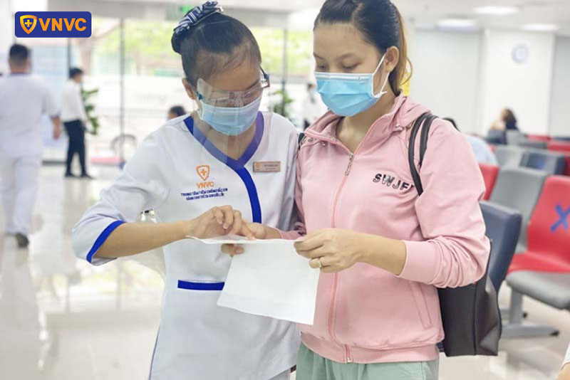 khách hàng trao đổi thông tin với nhân viên vnvc