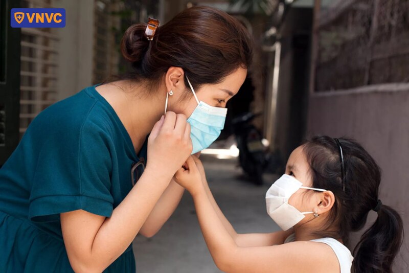 mẹ bầu nên đeo khẩu trang khi ra ngoài