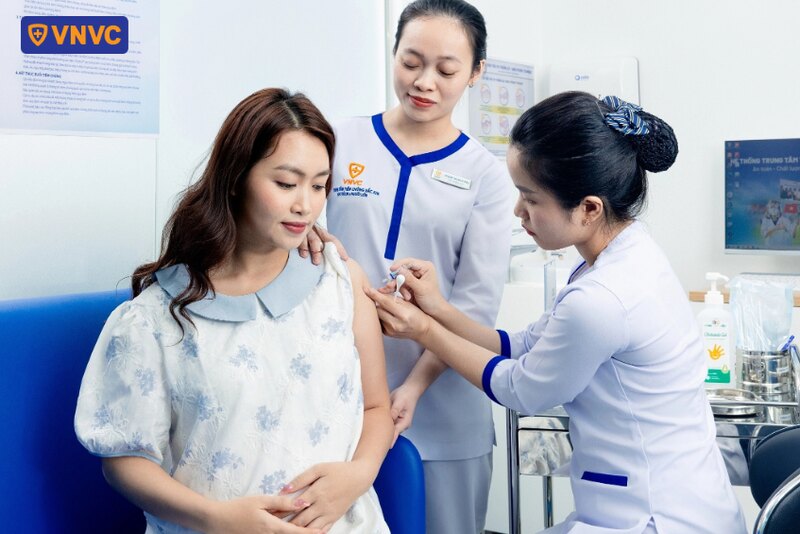 mẹ bầu tiêm vắc xin phòng cúm