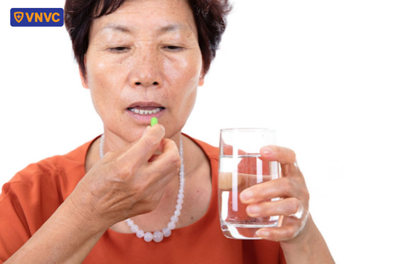 người bệnh bị giời leo ở mông sử dụng thuốc kháng virus