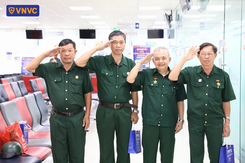 người có công cách mạng đến tiêm vắc xin tại vnvc 03