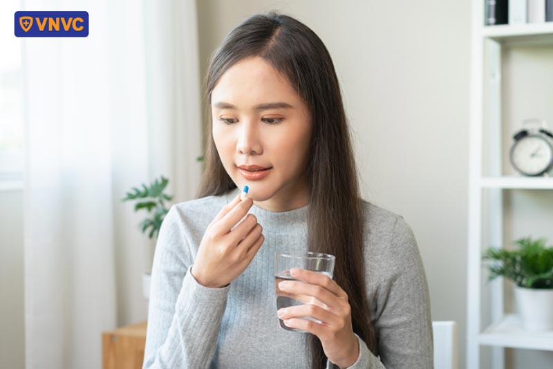 người phụ nữ uống thuốc