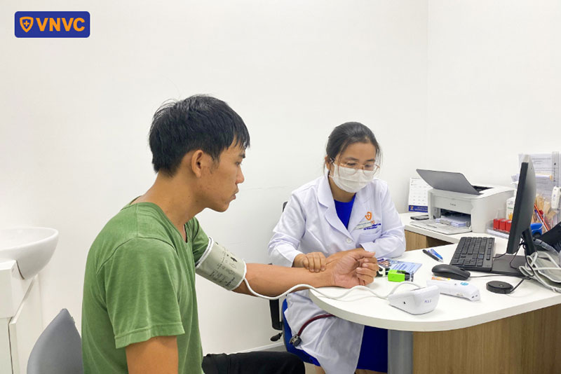 người tiêm tại vnvc hóc môn được thăm khám sàng lọc