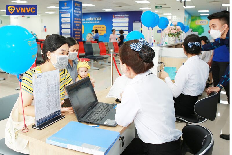 nhân viên tư vấn các gói tiêm cho khách