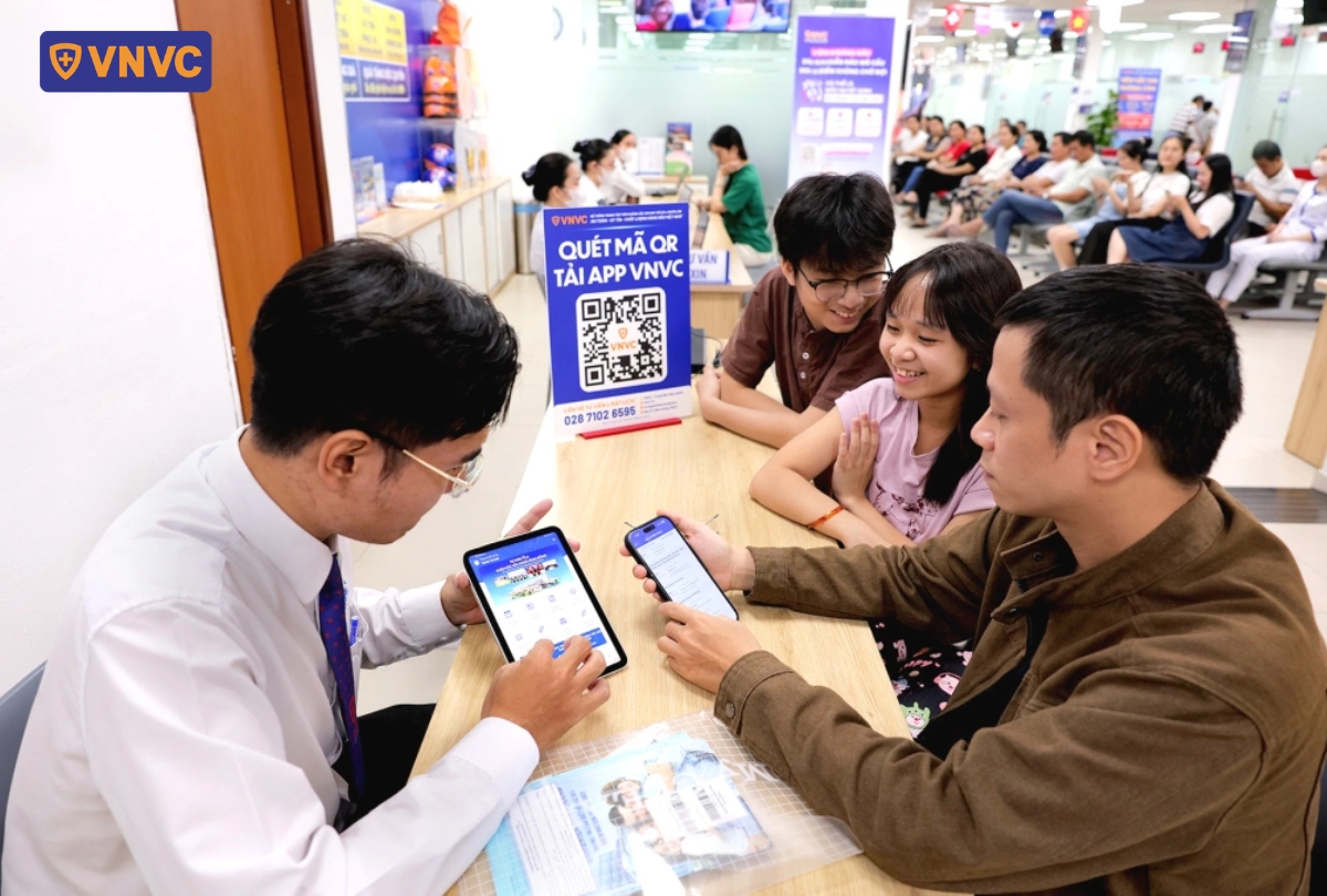 nhân viên tư vấn lịch tiêm cho khách hàng