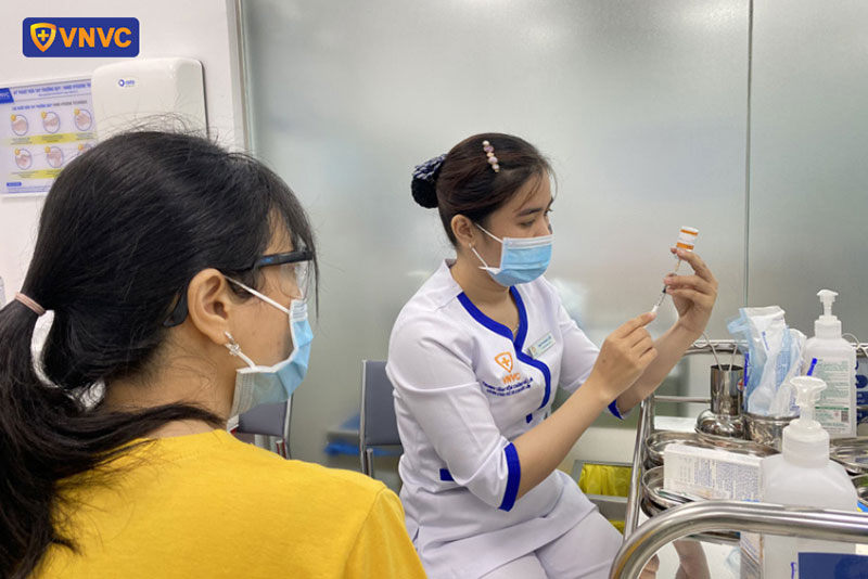 nhân viên vnvc bến tre chuẩn bị vaccine