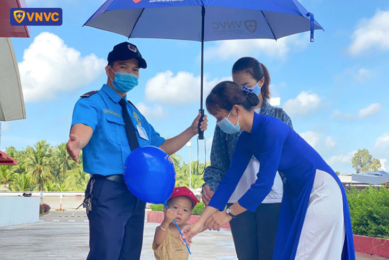 nhân viên vnvc bến tre đón tiếp khách hàng