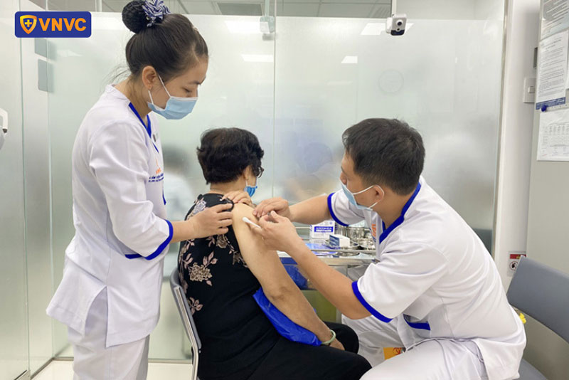nhân viên vnvc bến tre tiêm vaccine cho khách hàng