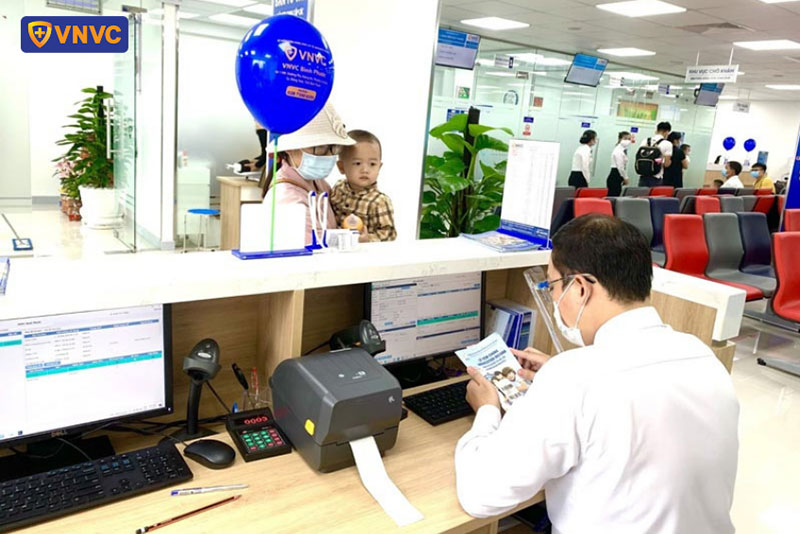 nhân viên vnvc bình phước tư vấn gói tiêm cho khách hàng