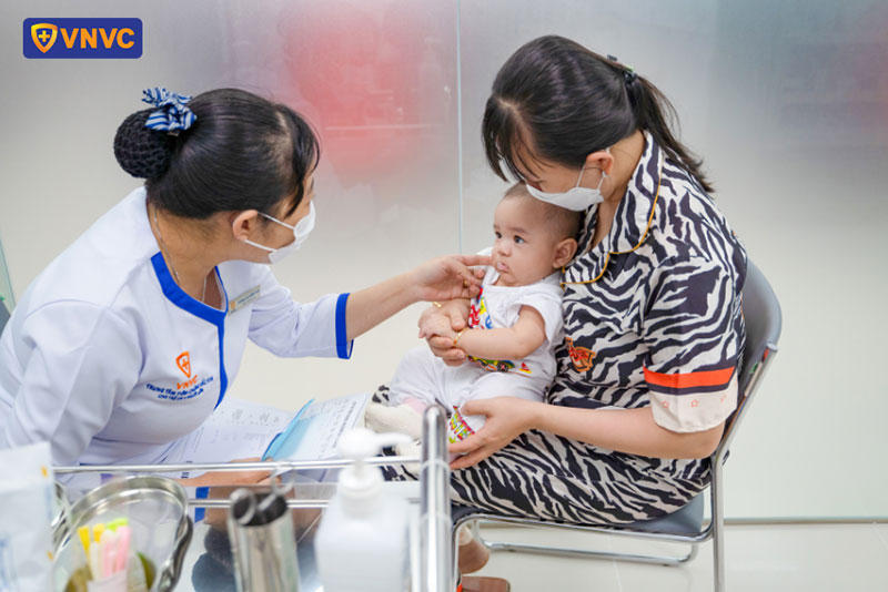 nhân viên vnvc chợ gạo phục vụ khách hàng tận tâm