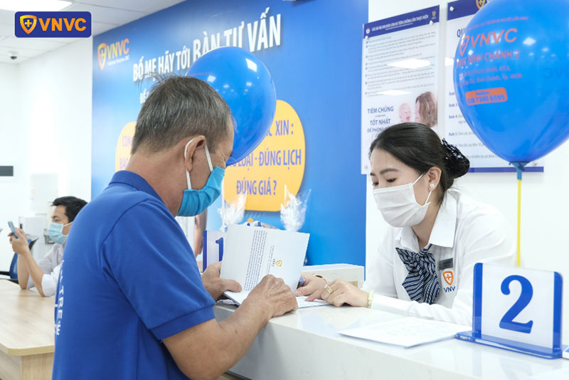 nhân viên vnvc định quán hướng dẫn khách hàng