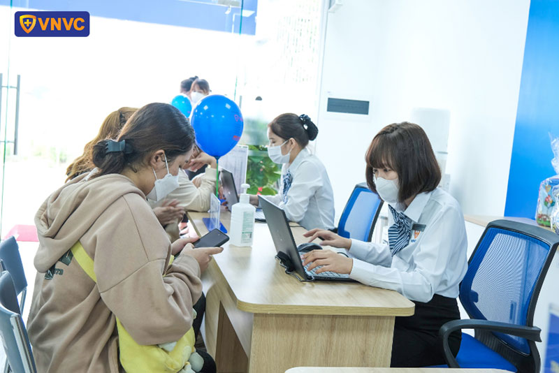 nhân viên vnvc định quán làm thủ tục cho khách hàng