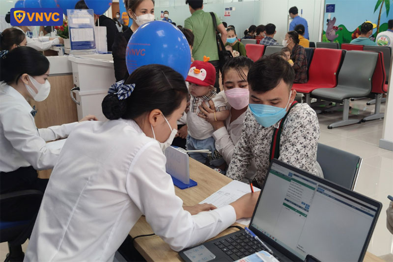 nhân viên vnvc gò công hướng dẫn khách hàng làm thủ tục
