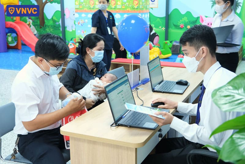 nhân viên vnvc hiệp bình phước làm thủ tục cho khách hàng