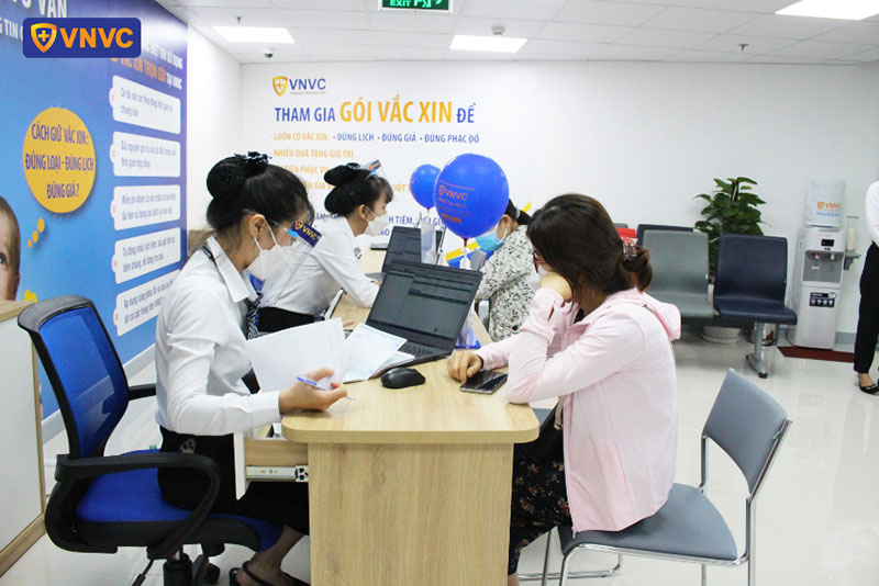 nhân viên vnvc hỗ trợ khách hàng đăng ký tiêm chủng