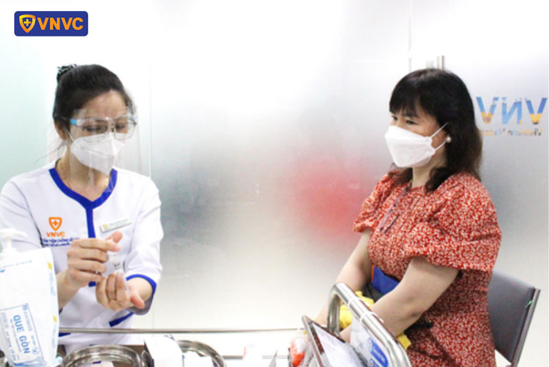 nhân viên vnvc hướng dẫn khách hàng về dịch vụ tiêm chủng