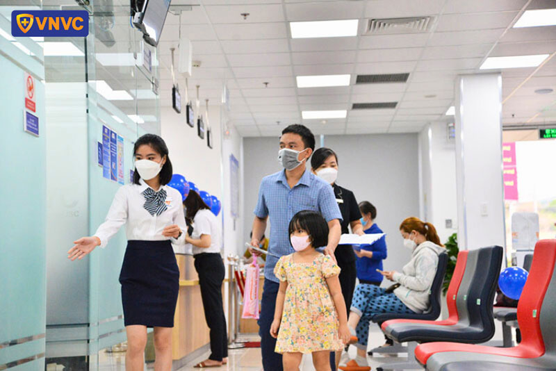 nhân viên vnvc hướng dẫn khu vực tiêm chủng