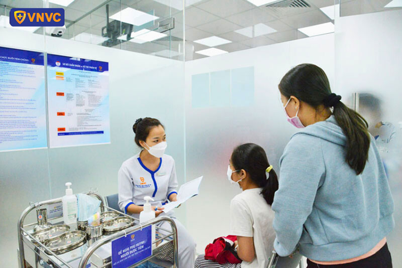 nhân viên vnvc hướng dẫn quy trình tiêm cho khách hàng