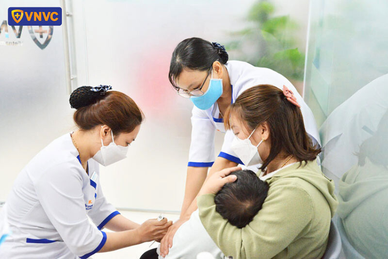 nhân viên vnvc kiểm tra sức khỏe cho em bé trước tiêm