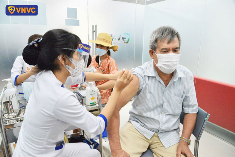 nhân viên vnvc long bình tân tiêm vắc xin cho khách hàng