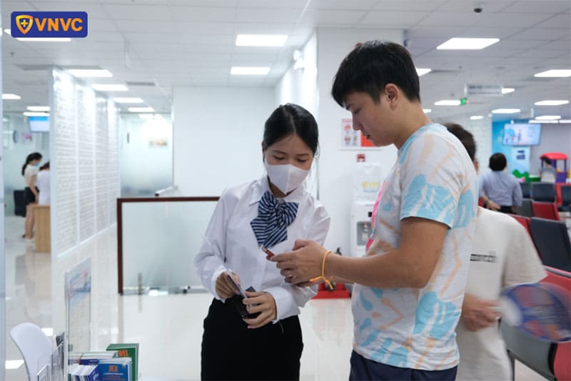 nhân viên vnvc nguyễn duy trinh 1 hướng dẫn khách hàng