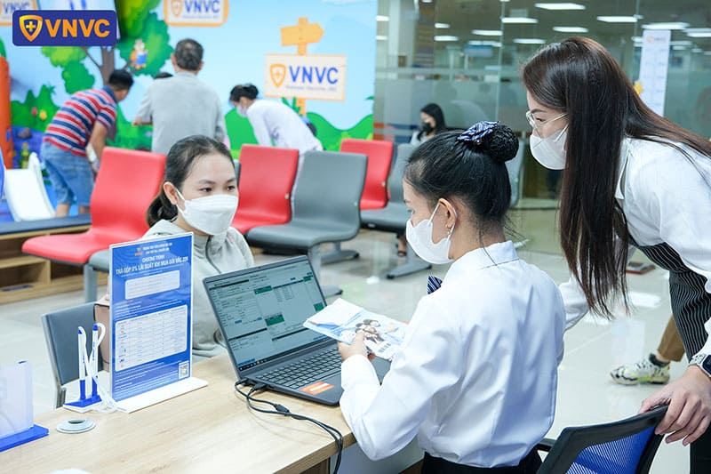 nhân viên vnvc phạm hùng làm thủ tục cho khách hàng