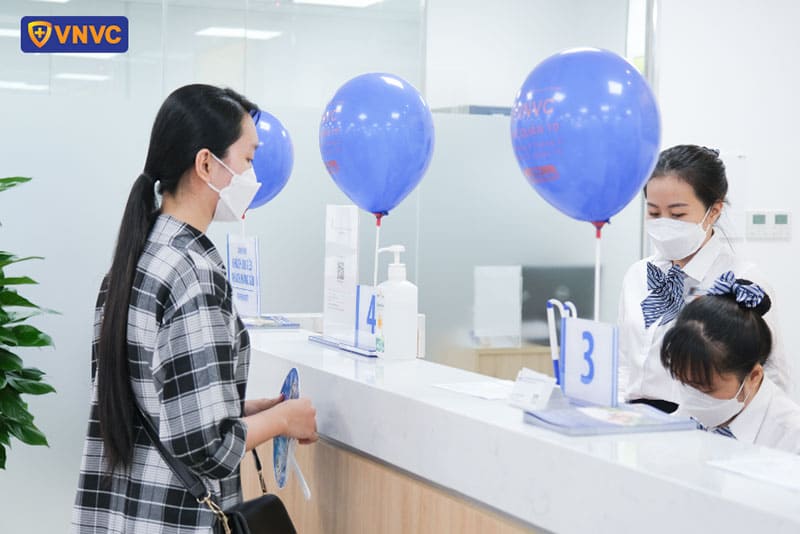 nhân viên vnvc quận 10 hướng dẫn khách hàng làm thủ tục