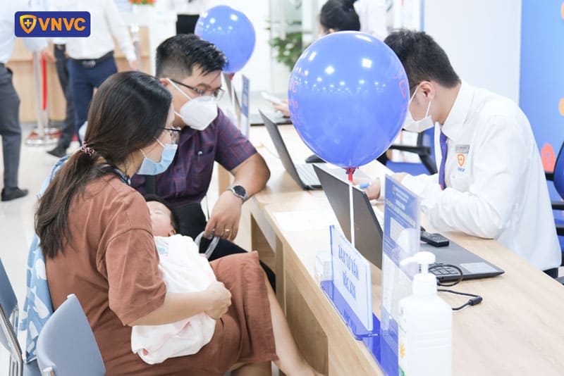nhân viên vnvc quận 10 làm thủ tục cho khách hàng