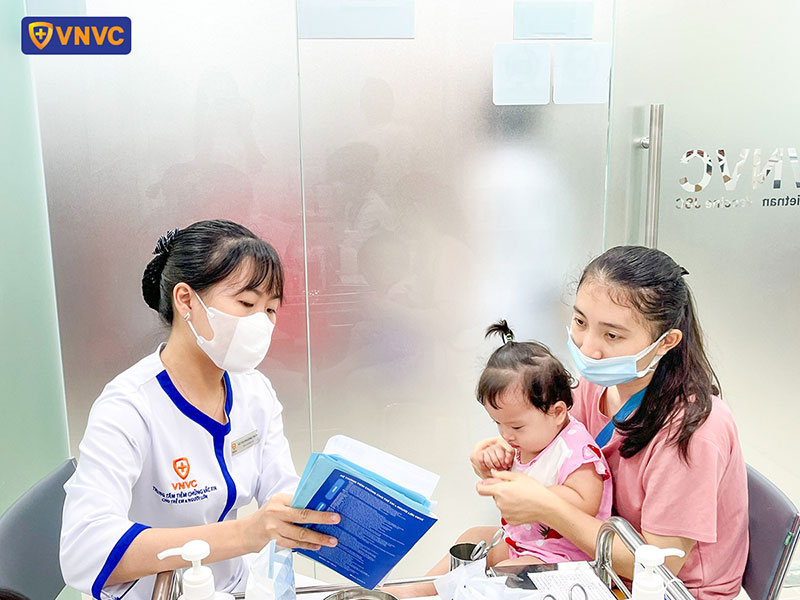 nhân viên vnvc thạnh lộc hướng dẫn quy trình tiêm cho khách hàng