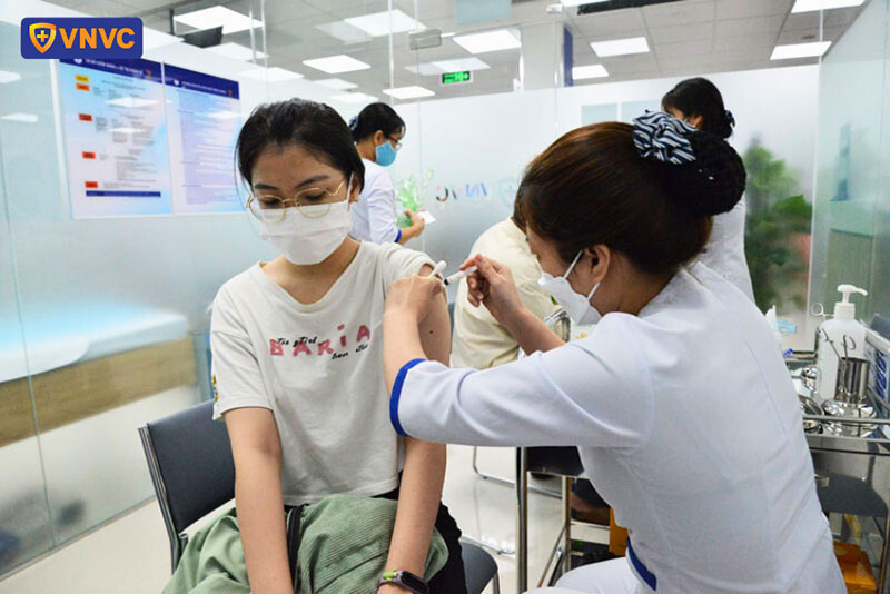 nhân viên vnvc tiêm vắc xin cho trẻ em