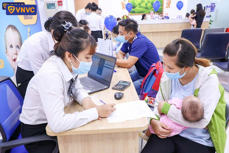 nhân viên vnvc tư vấn gói tiêm cho khách hàng