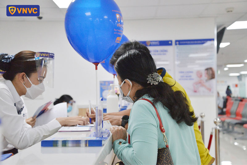 nhân viên vnvc tư vấn khách hàng tại quầy tiếp đón