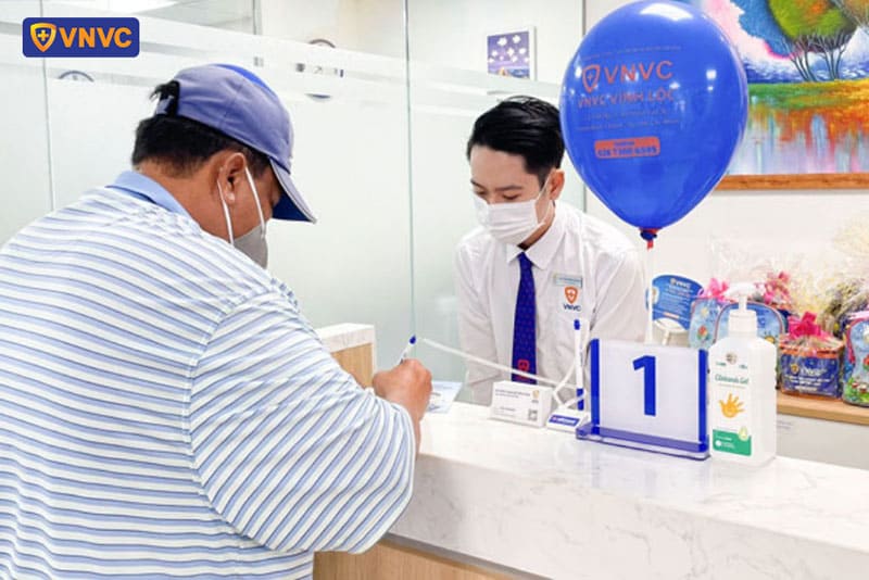 nhân viên vnvc vĩnh lộc hướng dẫn khách hàng làm thủ tục