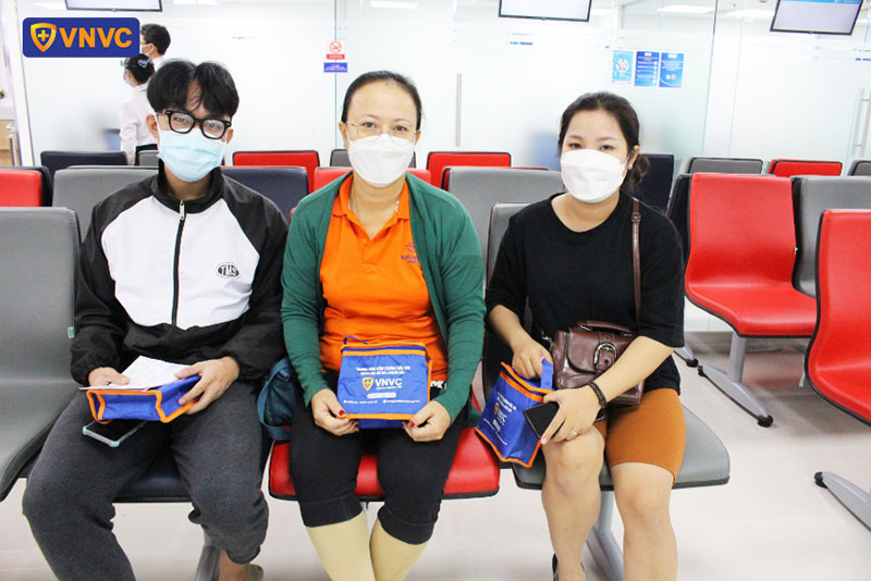 nhóm khách hàng chờ tiêm chủng tại khu vực ghế ngồi