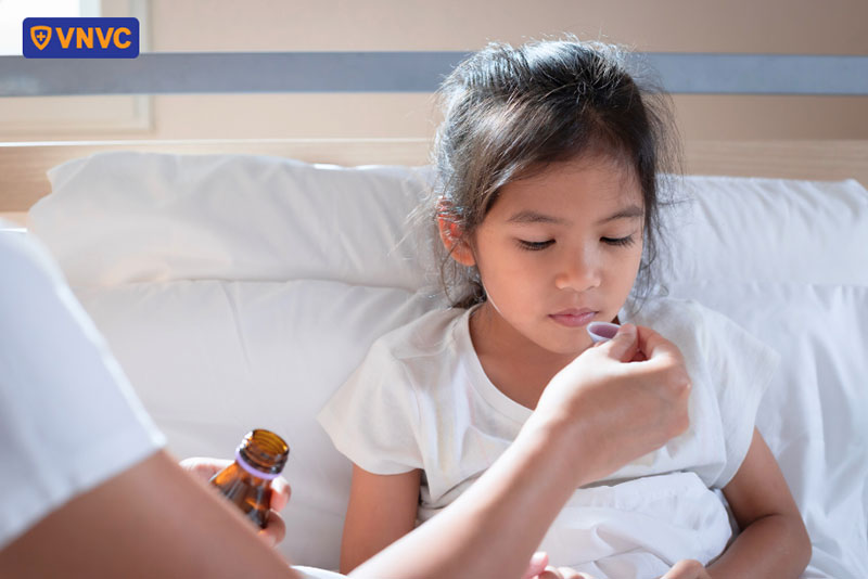 phụ huynh cho bé sử dụng siro điều trị cúm