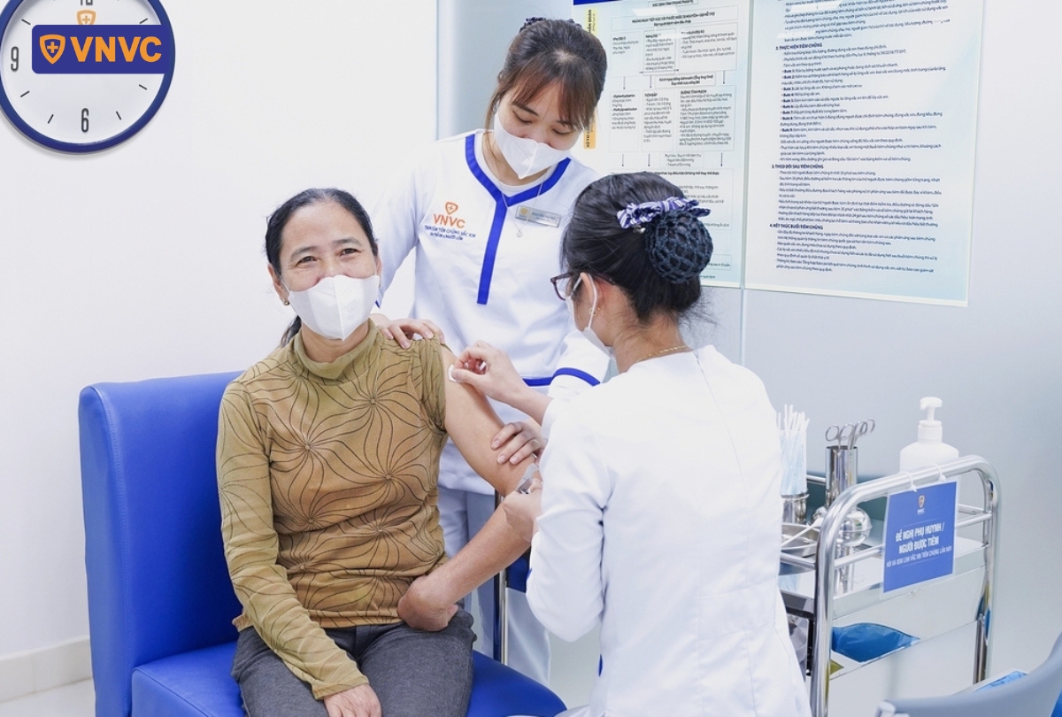 phụ nữ cao tuổi tiêm theo lịch