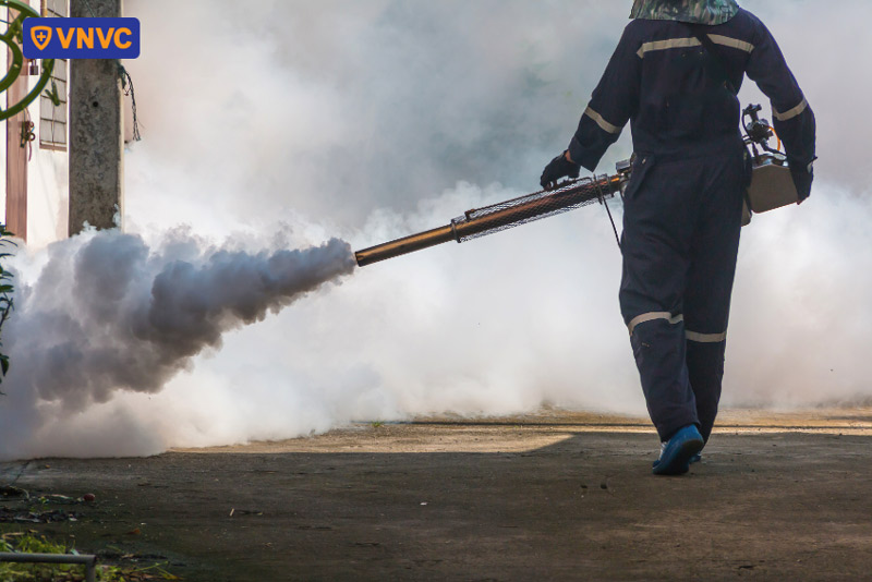 phun thuốc diệt muỗi