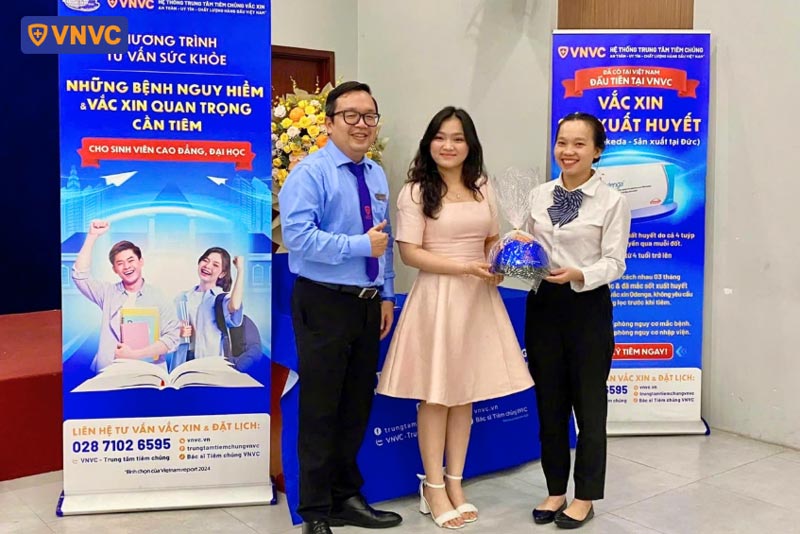 sinh viên tham gia tư vấn sức khỏe cùng vnvc