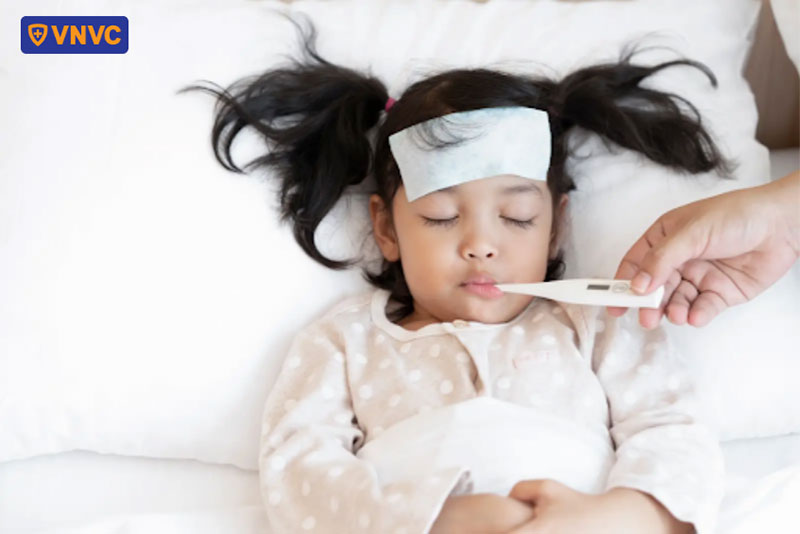 sốt xuất huyết có các triệu chứng bất thường như sốt cao không hạ
