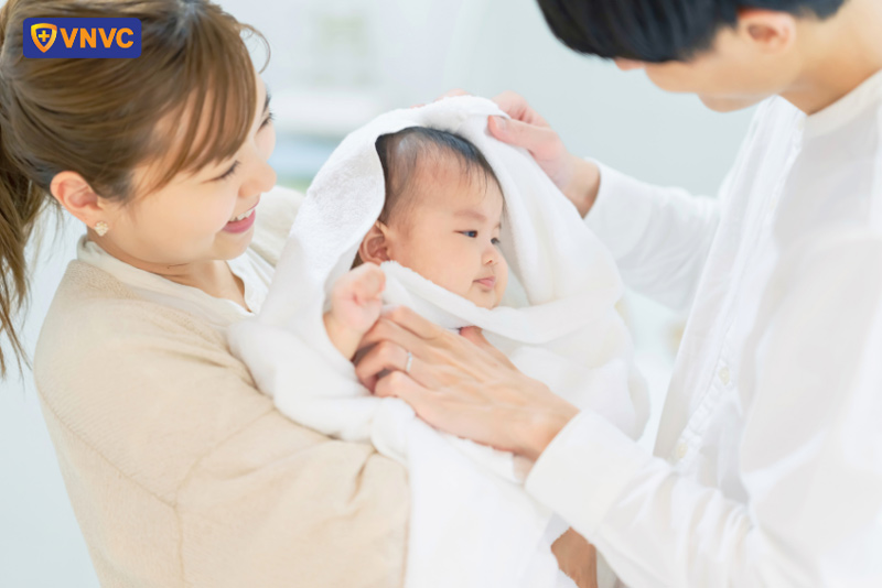 tắm cho trẻ bị tay chân miệng