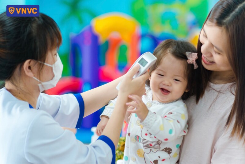 theo dõi các phản ứng sau tiêm