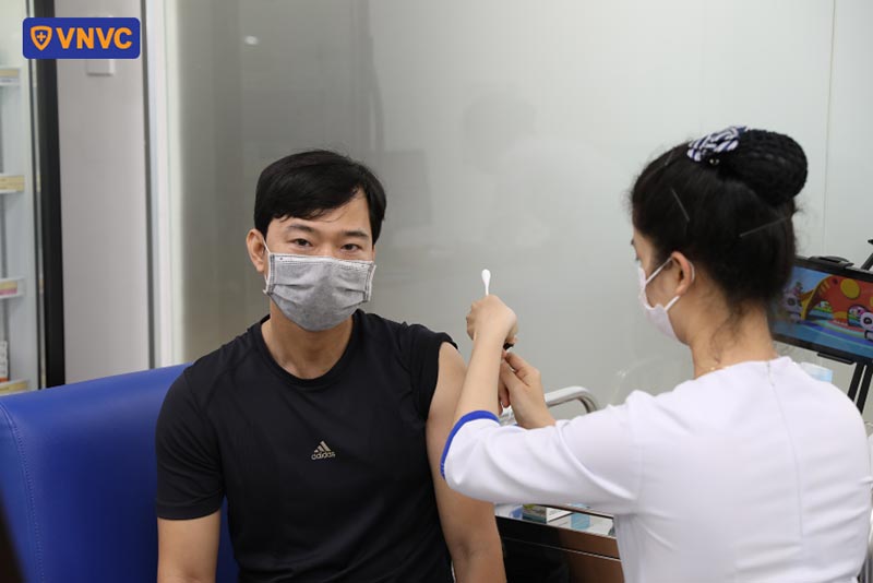 tiêm vắc xin não mô cầu cho nam giới