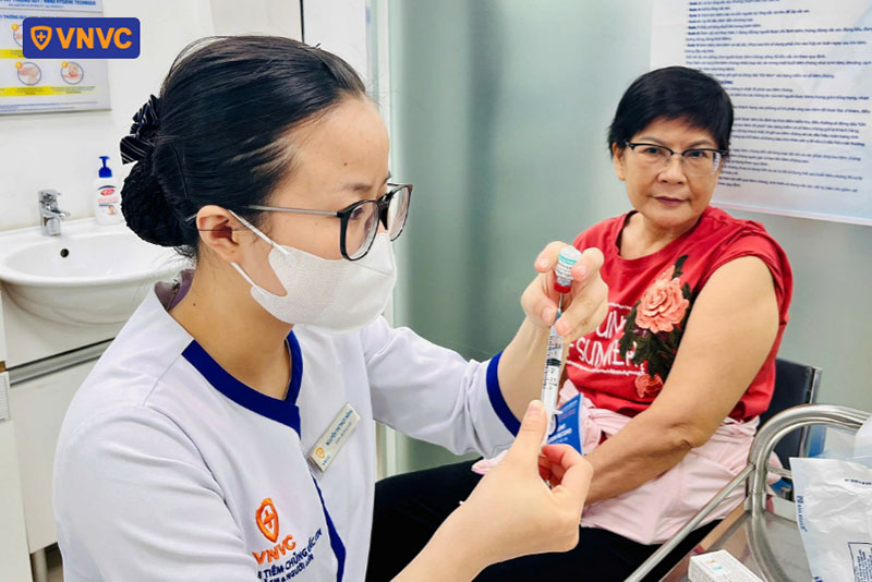tiêm vắc xin phòng ngừa bệnh zona thần kinh ở cổ