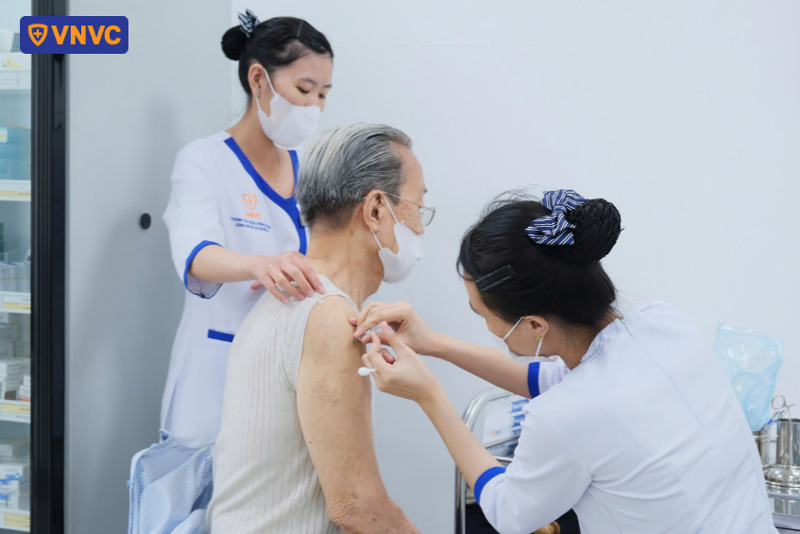 tiêm vắc xin zona cho người cao tuổi