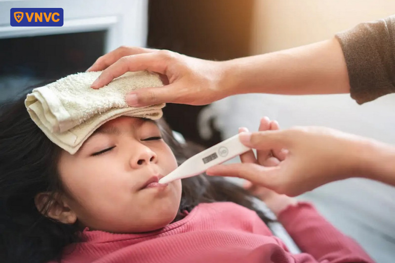 trẻ bị muỗi sốt xuất huyết đốt