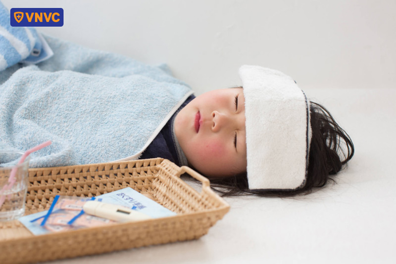 trẻ bị sốt tay chân miệng